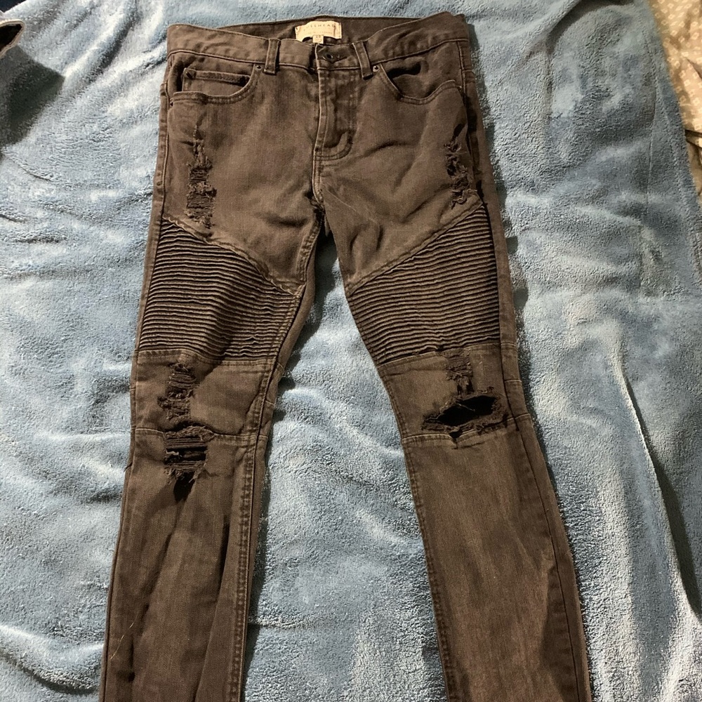 Distressed skinny jeans
